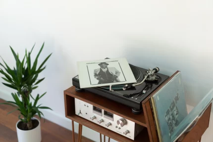 vinylkastje met platenspeler en versterker