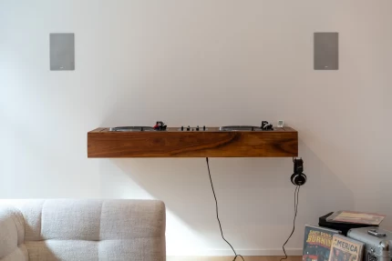vooraanzicht-zwevend-dj-tafel